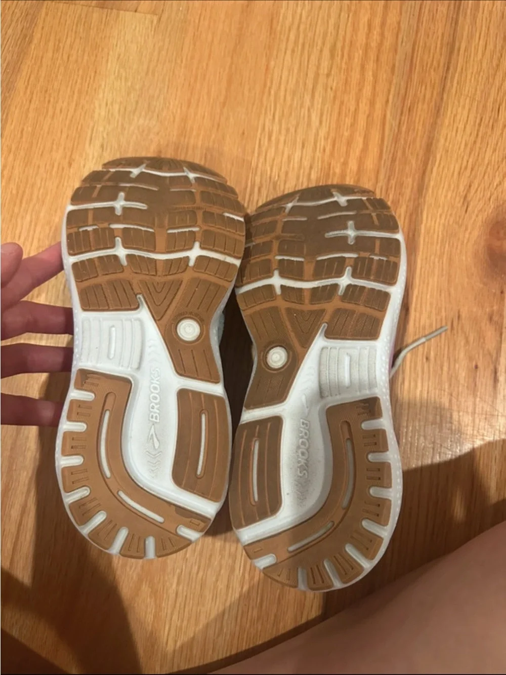 Brooks light gray